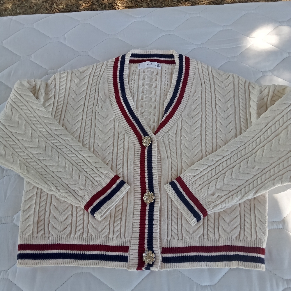 Women's knitted cardigan.